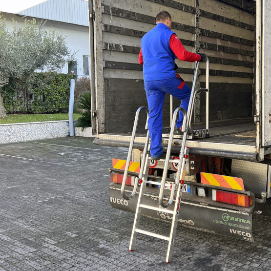 Folding_truck_ladder_with_adjustable_height_SCR
